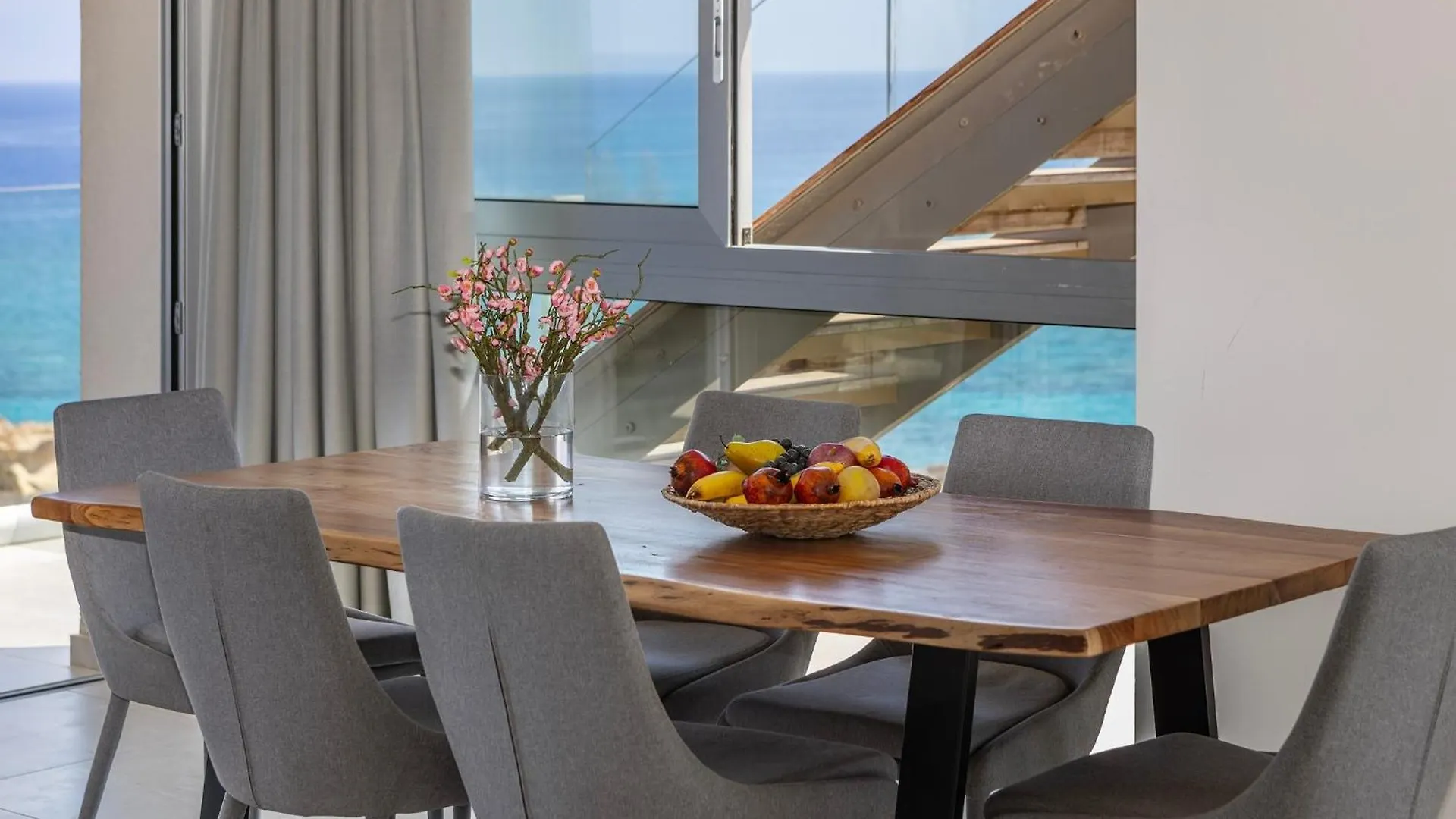 Emerald Bay Sea-Front Penthouse Protarász