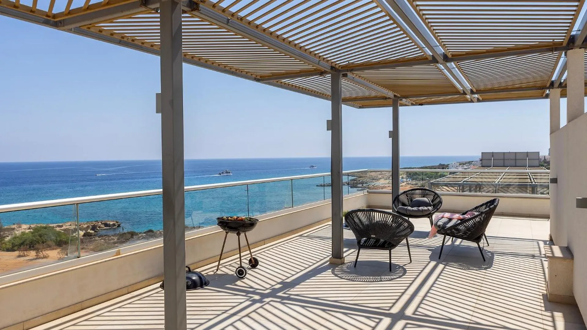 Emerald Bay Sea-Front Penthouse Protarász Apartman