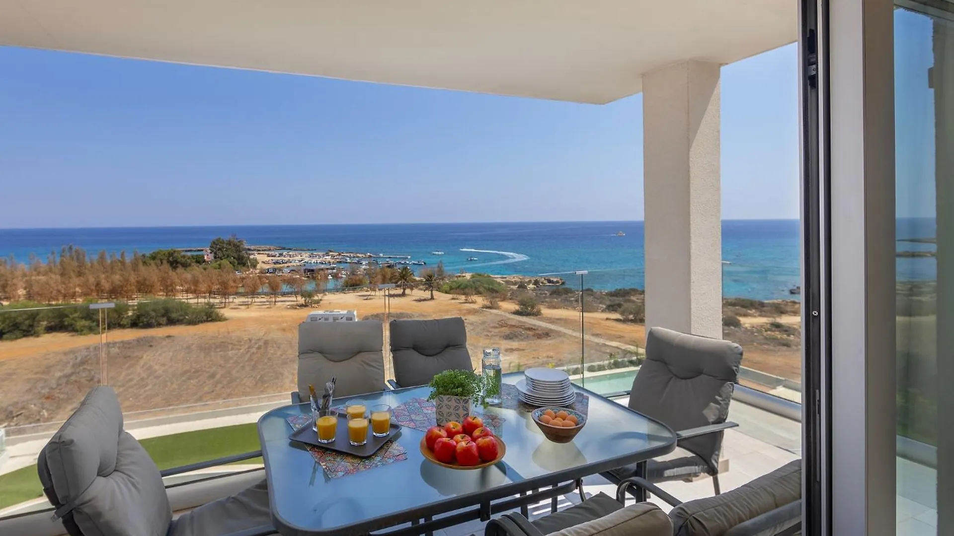 Emerald Bay Sea-Front Penthouse Protarász